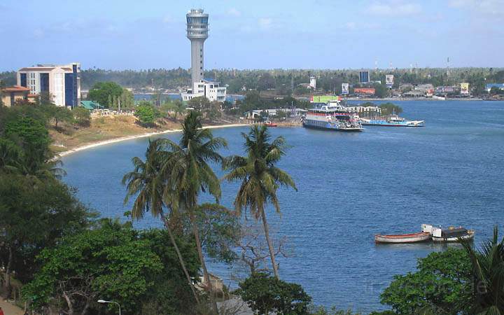 af_tz_dar_es_salaam_011.jpg - Ausblick von der christlichen Kirche auf den Hafen von Dar es Salaam