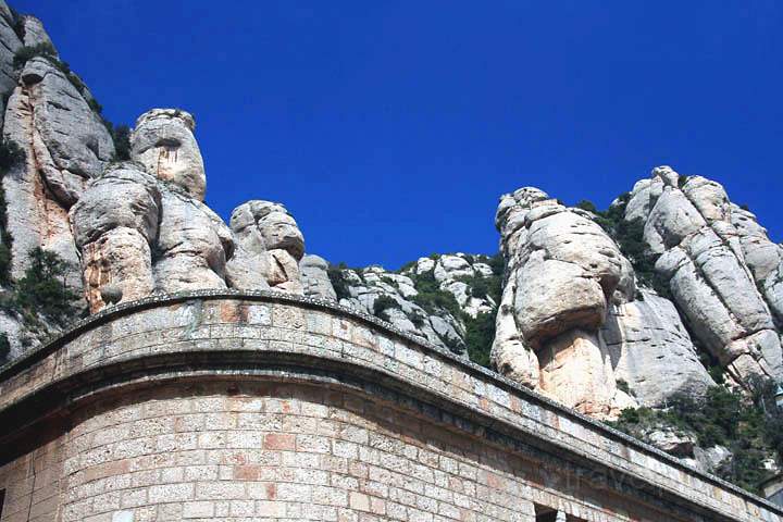 eu_es_montserrat_005.jpg - Die Felsen ber der Fassade des Klosters Montserrat hneln Gesichern