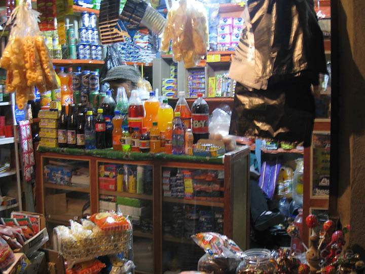 sa_bo_uyuni_004.jpg - Eine berfllte Ladentheke eines Ladens in Uyuni in Bolivien