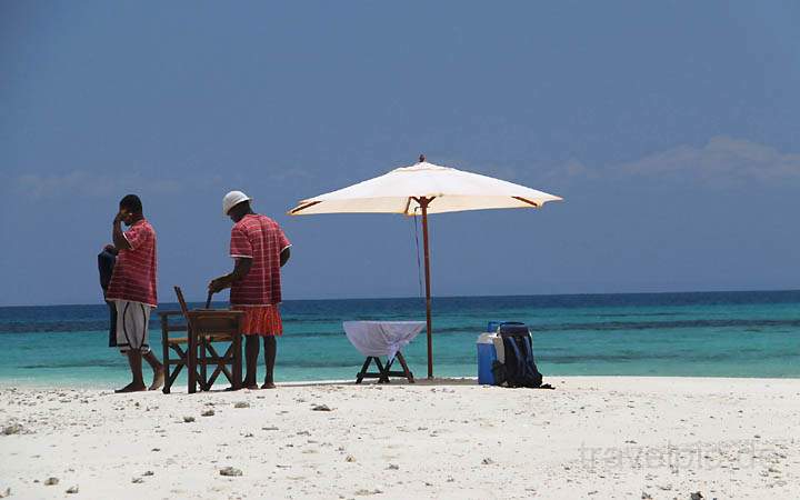 af_tz_sandbank_004.jpg - Unser Tisch auf der privaten Sandbank wird gerichtet