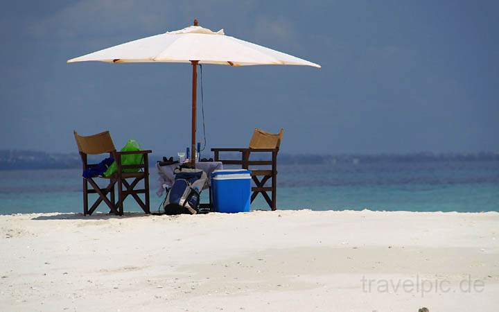 af_tz_sandbank_008.jpg - Den Sonnenschirm fr ein bischen Schatten auf der Sandbank im indischen Ozean