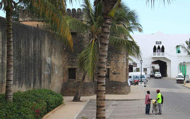 af_tz_stonetown_014.jpg - Die Strasse neben dem alten Fort in Stonetown, Sansibar