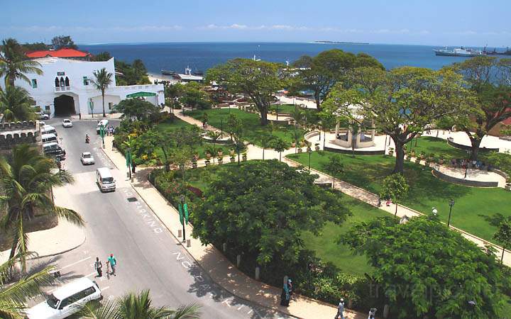 af_tz_stonetown_018.jpg - Blick auf den in 2008 neu angelegten Park am Haus der Wunder in Stonetown