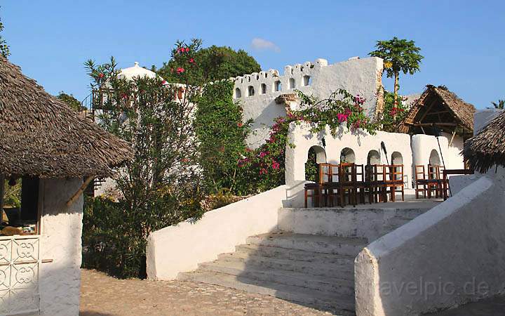 af_tz_hakuna_matata_beach_lodge_003.jpg - Die Chuini-Ruine auf dem Gelnded der Hakuna Matata Beach Lodge auf Sansibar