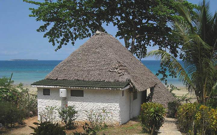 af_tz_hakuna_matata_beach_lodge_015.jpg - Die Bungalows mit Sicht auf den indischen Ozean