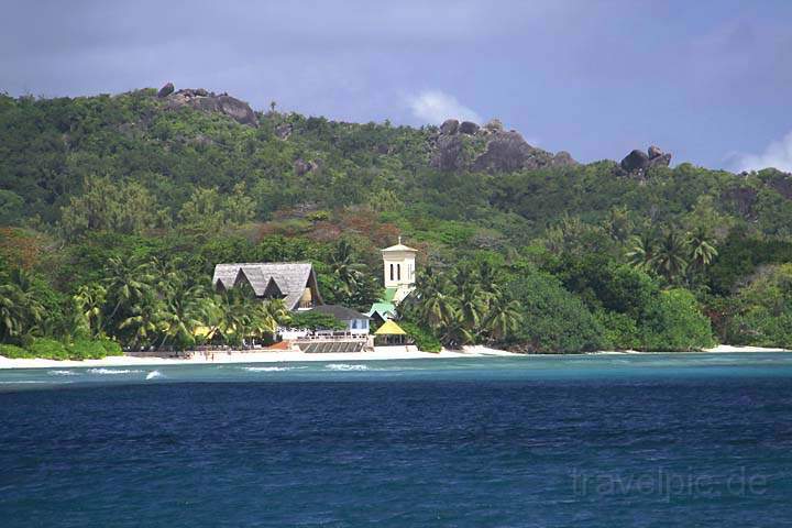 af_sey_la_digue_002.jpg - Das Dorf La Passe auf La Digue bei der Anfahrt mit dem Boot