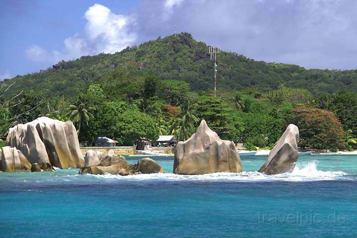 af_sey_la_digue_003.jpg - Markante Felsen bei der Anfahrt des Hafens von La Digue mit dem Boot