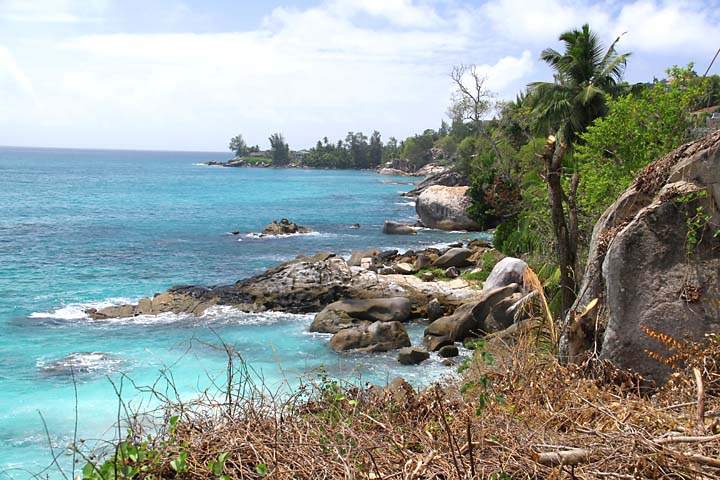 af_sey_mahe_003.jpg - Einsame Felsksten im Norden der Insel Mahe