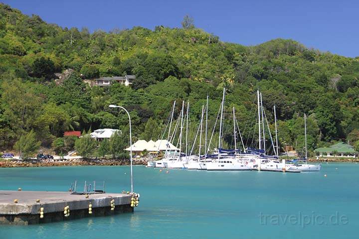 af_sey_praslin_002.jpg - Anfahrt mit dem Boot am Hafen von Praslin