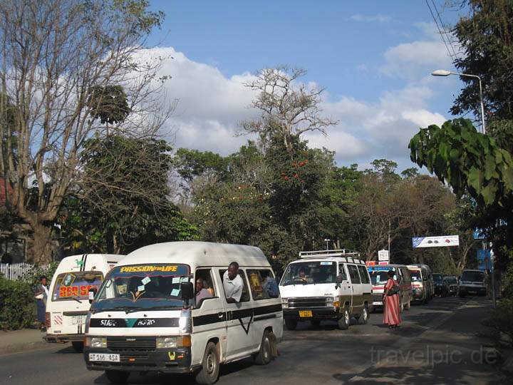 af_tz_arusha_003.jpg - Viel Verkehr in der Stadt am Mount Meru