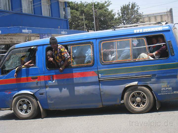 af_tz_arusha_007.jpg - So bewegt man sich als Einheimischer in vollen Bussen