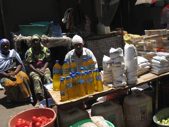 af_tz_arusha_008.jpg - Auf dem Wochenmarkt in Arusha - lverkaufsstand