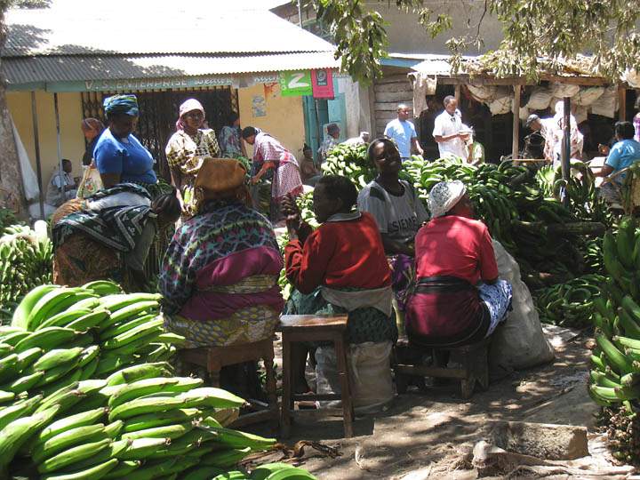 af_tz_arusha_009.jpg - Bananenangebot auf dem Wochenmarkt