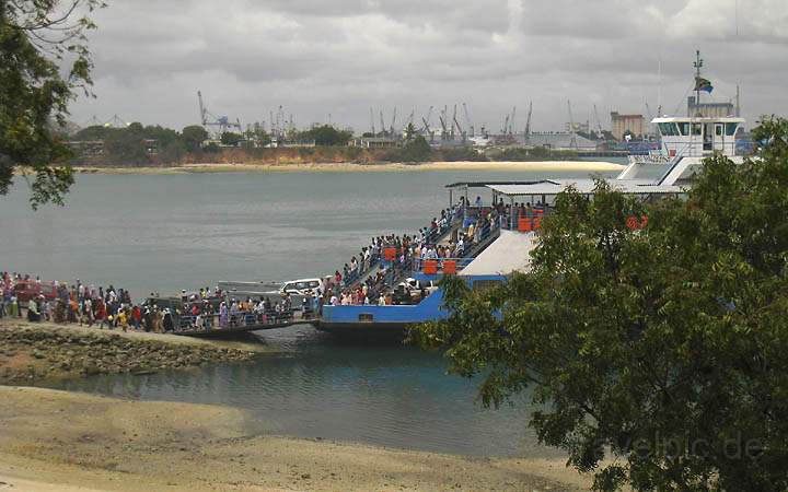 af_tz_dar_es_salaam_002.jpg - Eine Fhre mit vielen Menschen kommt an im Hafen von Dar es Salaam