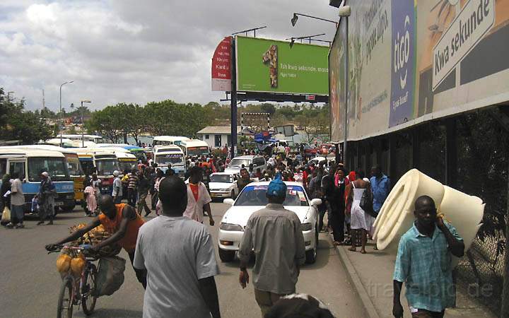 af_tz_dar_es_salaam_003.jpg - Quirliges Treiben an der Strae zum Fhranleger in Dar es Salaam