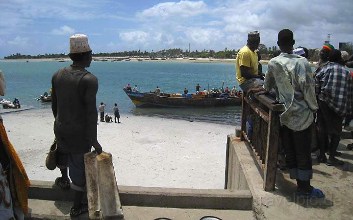 af_tz_dar_es_salaam_006.jpg - Ein Fischerboot legt am Hafen von Dar es Salaam an