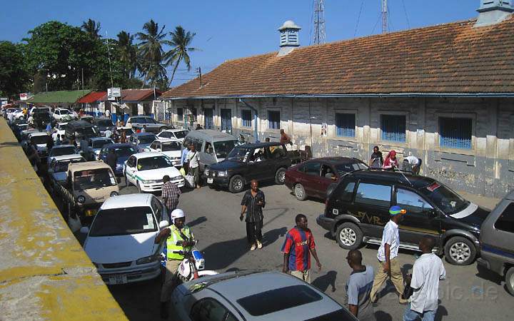 af_tz_dar_es_salaam_013.jpg - Der Parkplatz am Fhrableger zur Insel Sansibar