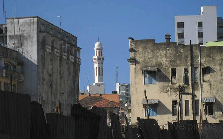 af_tz_dar_es_salaam_014.jpg - Ein Minarett inmitten eines Husermeers in Dar es Salaam