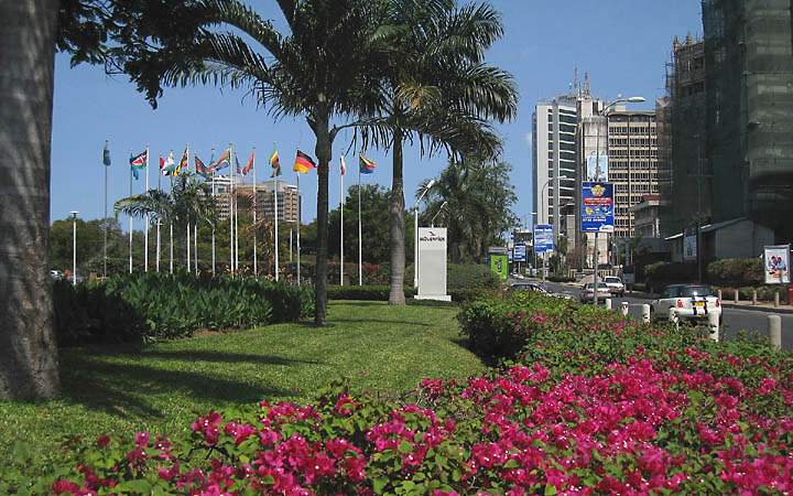 af_tz_dar_es_salaam_019.jpg - Der Garten vom modernen und luxerisen Mvenpick Hotel in Dar es Salaam