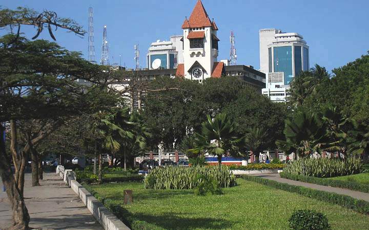 af_tz_dar_es_salaam_021.jpg - Die christliche Kirche gesehen vom Bostani Park in Dar es Salaam