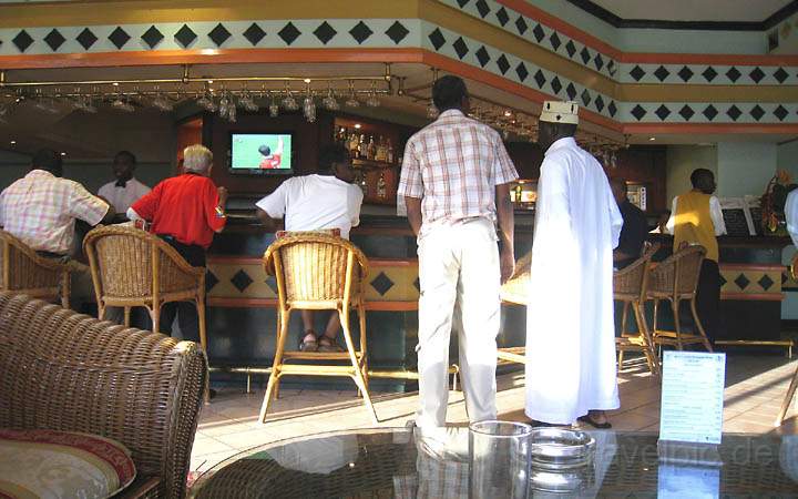 af_tz_dar_es_salaam_022.jpg - Beim Fuball schauen kommt sich die Welt in Dar es Salaam nher...