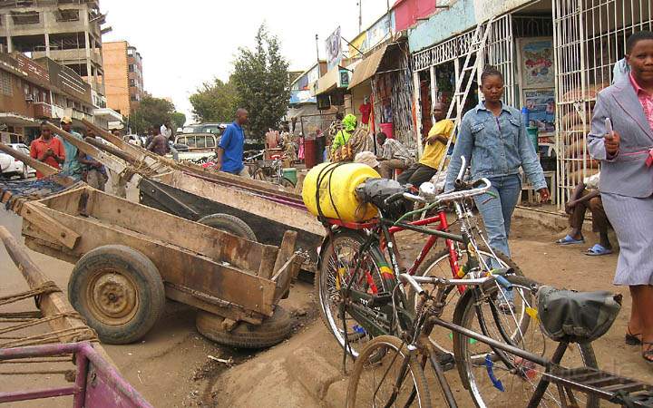 af_tz_moshi_007.jpg - Einige der verschiedenen Transport- und Fortbewegungsmitteln in Moshi-Stadt