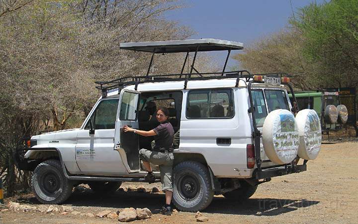 af_tz_tarangire_np_001.jpg - Im 4x4 Gelndewagen geht es mit offenem Dach auf Safari