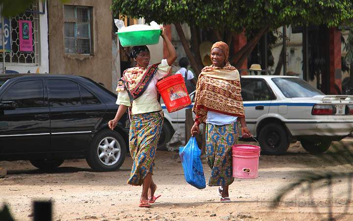 af_tz_moshi_010.jpg - Frauen tragen viel auf dem Kopf in Moshi und Tansania