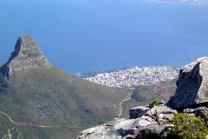 af_suedafrika_010.jpg - Blick vom Tafelberg auf den Lions Head