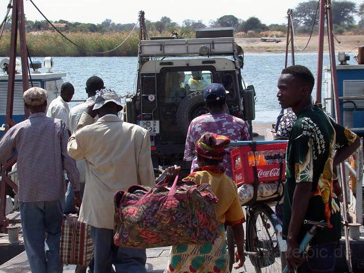 af_zambia_007.jpg - Mit dem Defender ber den Flu