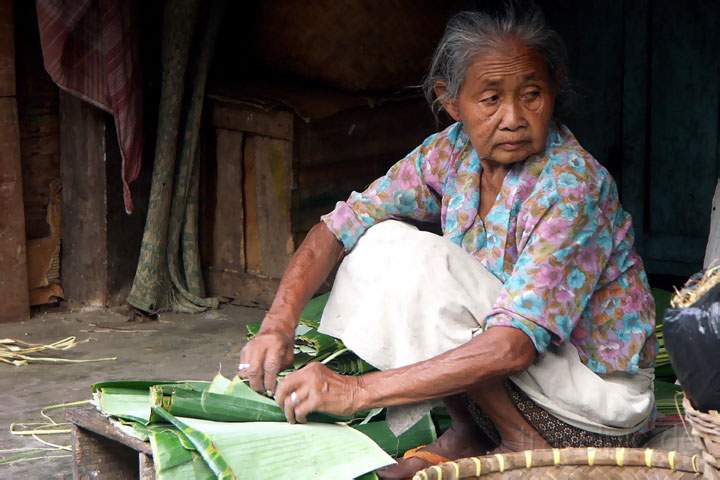 as_id_java_008.JPG - Lebensmittel werden auf Java in Bananenbltter verpackt, Indonesien