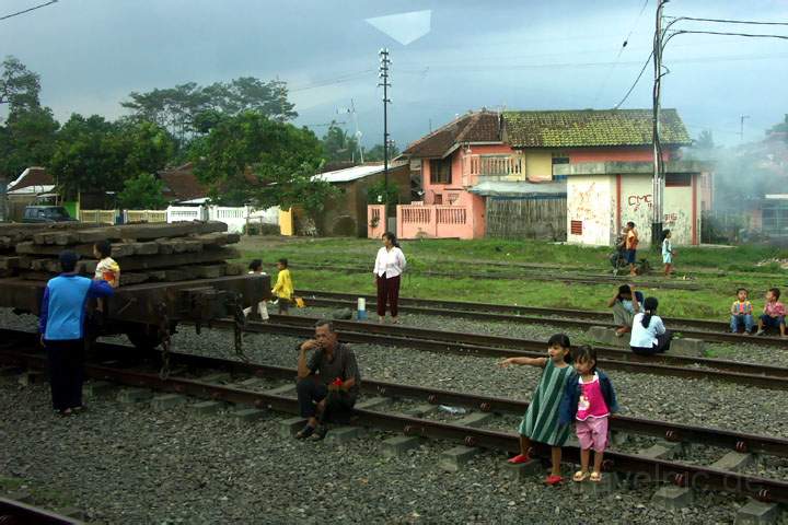 as_id_java_013.JPG - Ein haltender Zug ist auf Java fr viele an der Strecke ein interessantes Ereignis, Indonesien