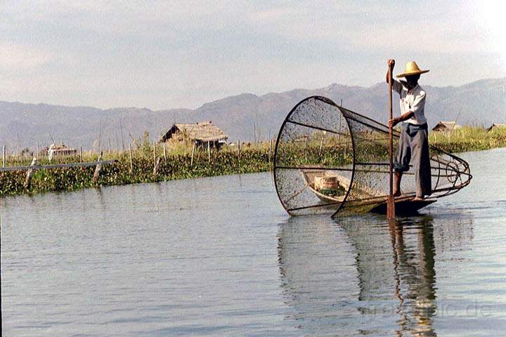 as_myanmar_015.jpg - Beinruderer mit Fischreusean Inle See