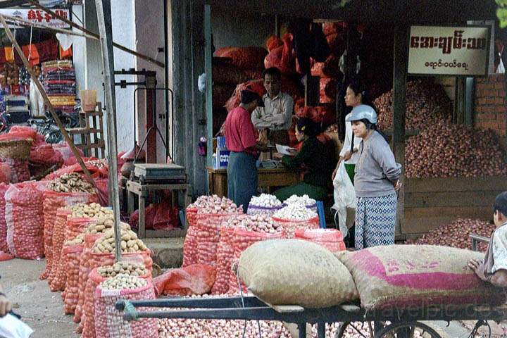 as_myanmar_028.jpg - An Kartoffeln und Zwiebeln mangelt es in Mandalay nicht