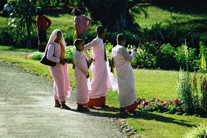 as_myanmar_056.jpg - Besucher des Botanischen Gartens in Pyin U Lwin