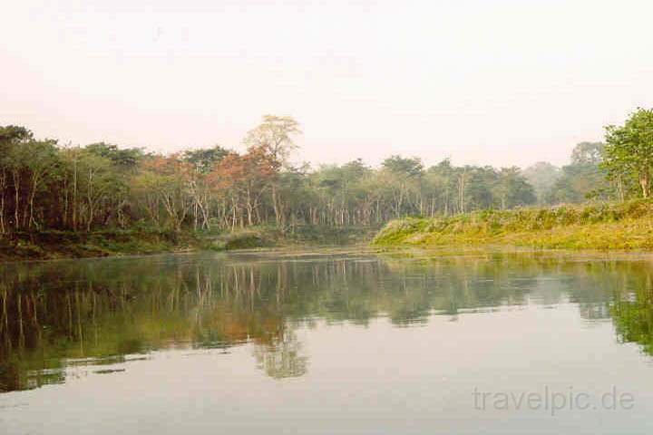 as_np_chitwan_013.JPG - Einbaum-Safari im Morgengrauen auf einem Fluss im Chitwan Nationalpark