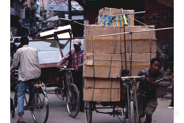 as_np_kathmandu_002.JPG - Transportmittel auf den Straen von Kathmandu, Nepal