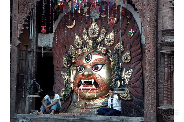 as_np_kathmandu_004.JPG - Eine berlebensgroe Fraze im Durban Square von Kathmandu, Nepal