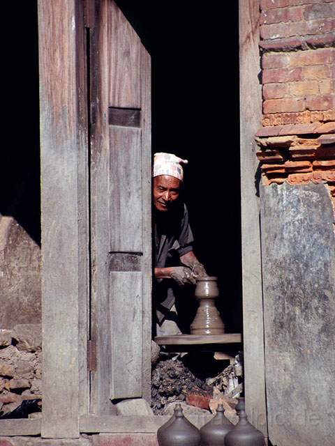 as_np_kathmandu_012.JPG - Ein Tpfer im Tpferviertel von Bhaktapur in Nepal