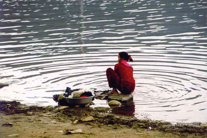 as_np_annapurna_001.jpg - Eine Nepalesin wscht am Fewa See in Pokhara