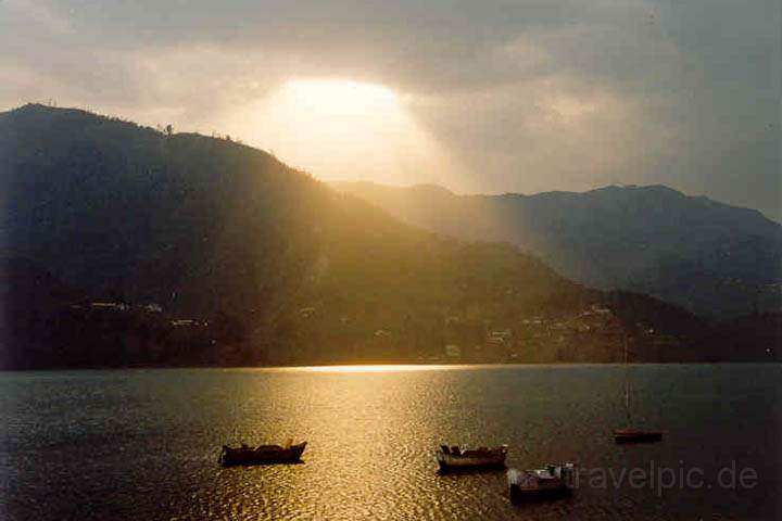 as_np_annapurna_002.jpg - Boote auf dem Fewa See in Pokhara