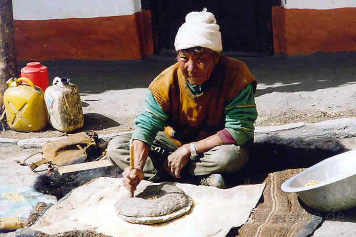 as_np_annapurna_009.JPG - Ein Mann mahlt Maismehl in Jharkot