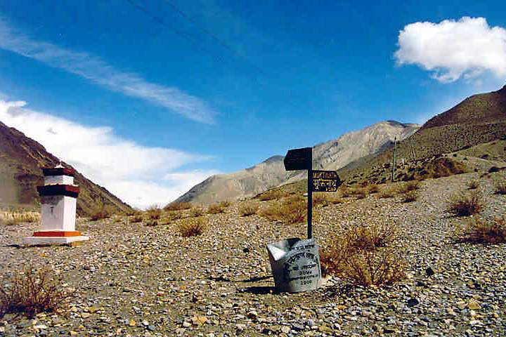 as_np_annapurna_012.JPG - Wegweiser im Kali Gandaki Tal zwischen Kagbeni und Jomsom