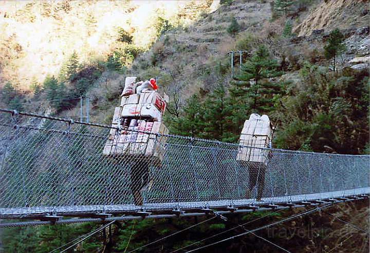 as_np_annapurna_017.JPG - Lastentrger (Porter) tragen ihre Ware ber eine Hngebrcke auf dem Weg nach Tatopani