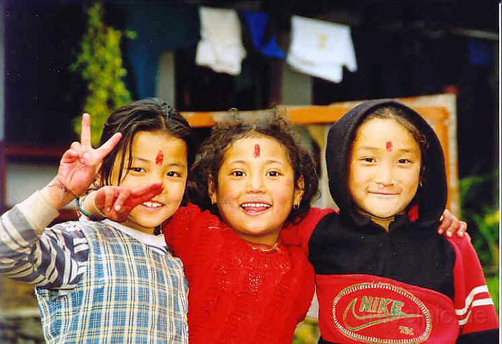 as_np_annapurna_027.JPG - Drei nepalesische Mdchen in Ghandruk