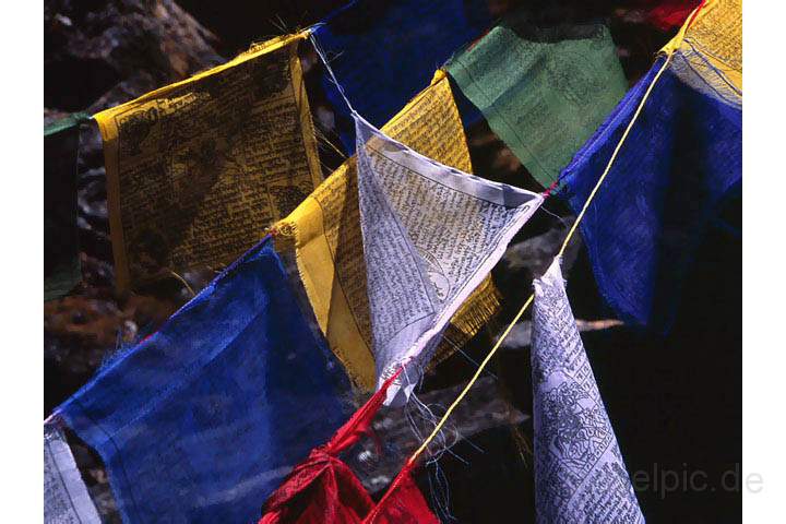 as_np_langtang_010.JPG - Gebetsfhnchen im Wind an den heiligen Seen von Gosainkund, Nepal