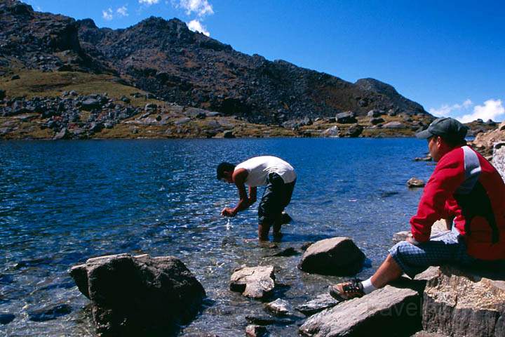 as_np_langtang_013.JPG - Rituelle Waschung am Gosainkund See auf dem Langtang Trek