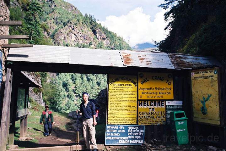 as_np_mt_everest_001.jpg - Eingang zum Sagarmatha (Everest) Nationalpark hinter Monjo