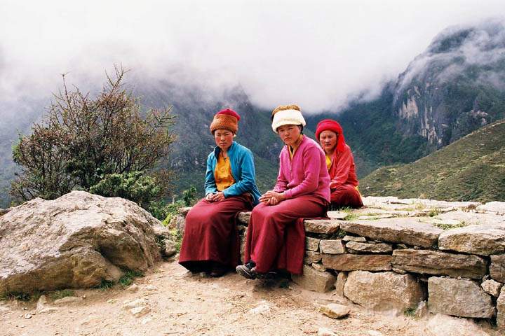 as_np_mt_everest_003.jpg - Nonnen auf dem Weg zwischen Namche Bazar und dem Seitental Thame