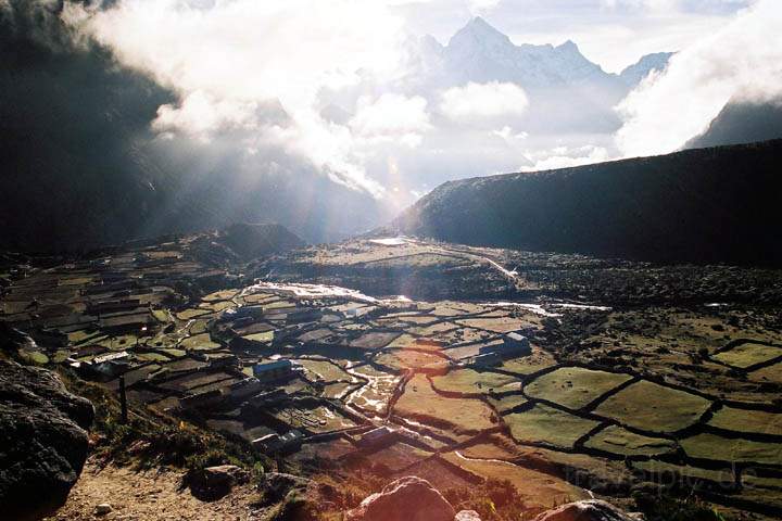 as_np_mt_everest_004.jpg - Blick vom Kloster Thame auf die Felder des Ortes